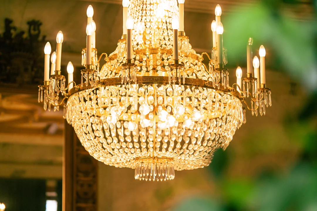 kristall kronleuchter gold elegant luxus beleuchtung