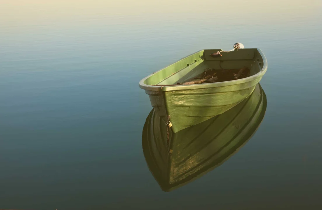 leeres boot auf wasser