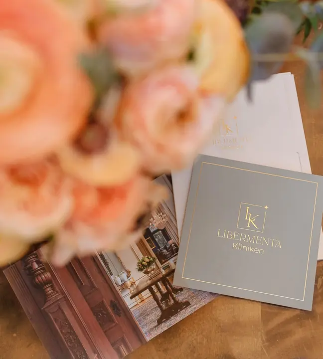 libermenta-kliniken-broschure-blumenstrauss-elegant