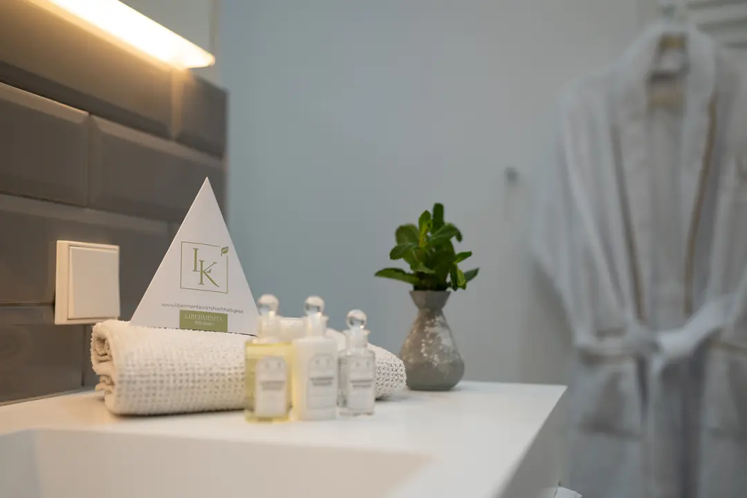 luxus badezimmer amenities hotel bademantel handtuch 1