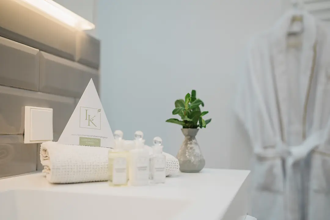 luxus-hotelbadezimmer-handtuecher-pflegeprodukte-bademantel