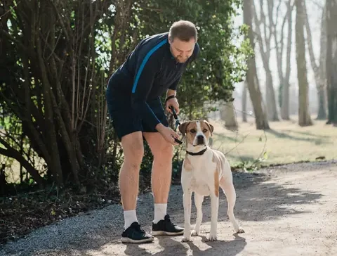mann-joggen-hund-leine-park-fruhling