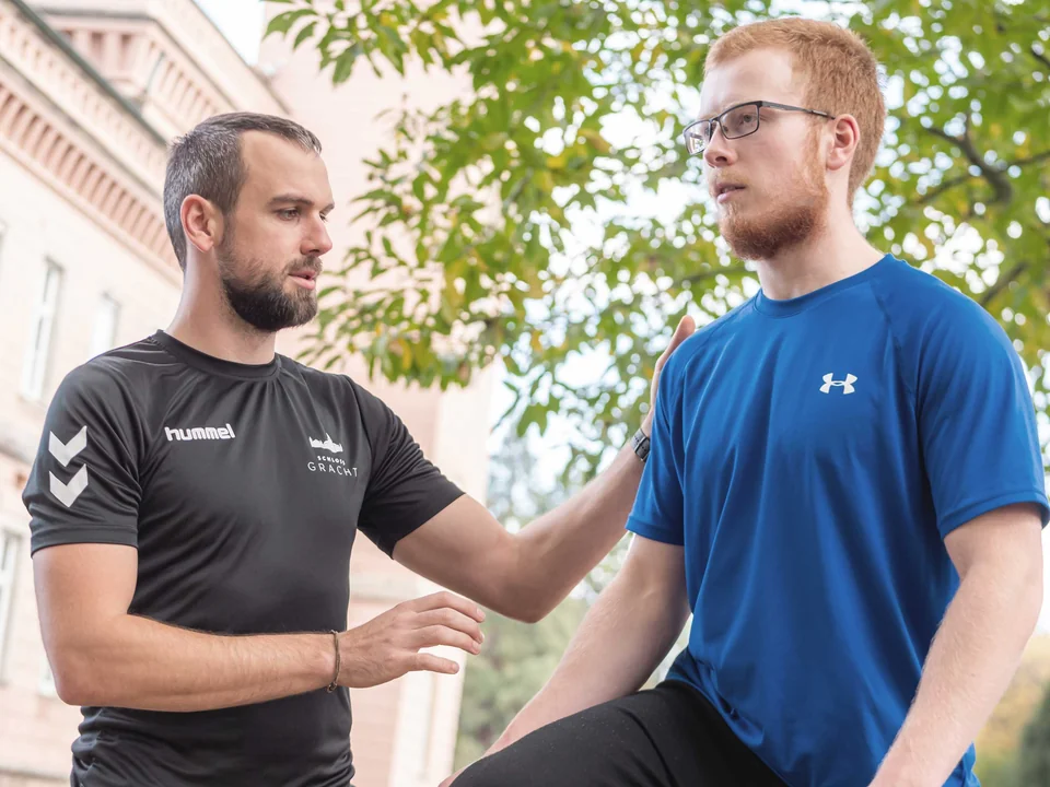 mann-macht-draussen-sport