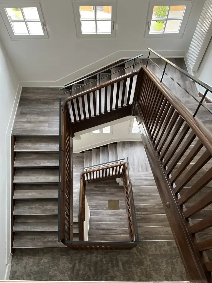 moderne holztreppe innenarchitektur treppenhaus gelander e1781762442710