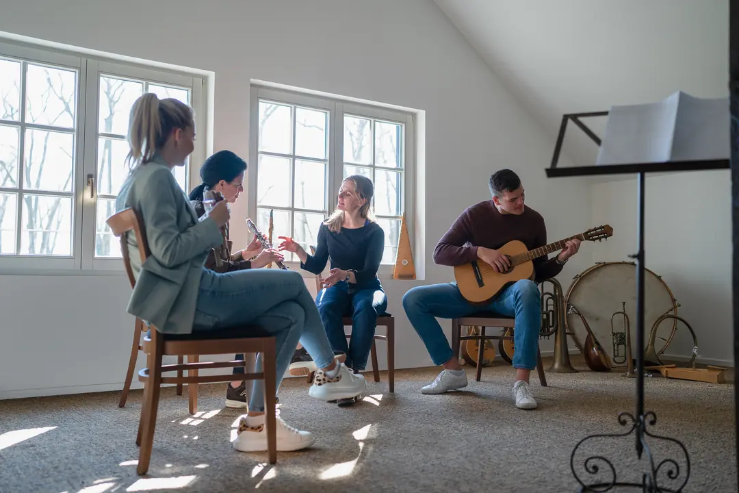 musikgruppe-gitarre-probe-wohnzimmer-freunde