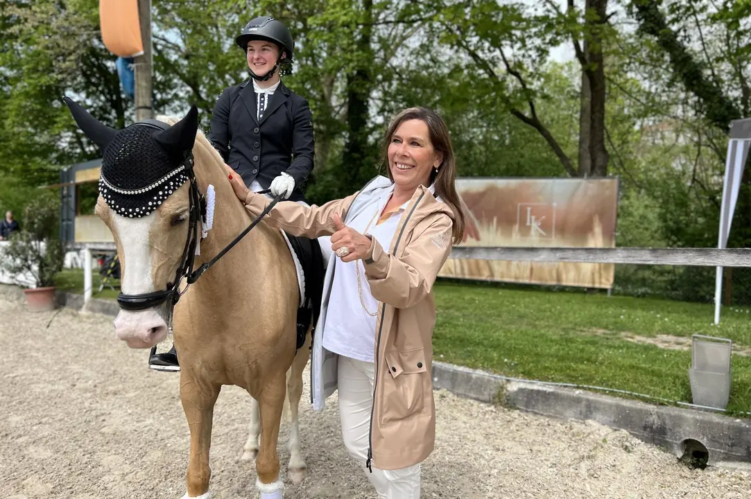 palomino-pony-reiterin-frau-reitstall