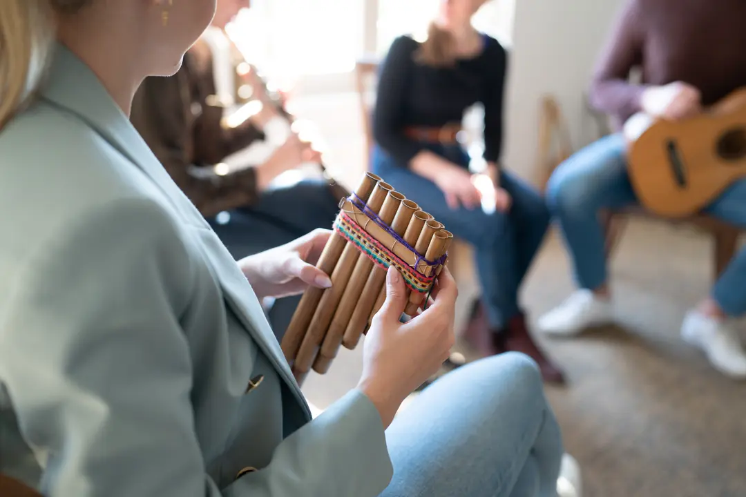 panflote-musiktherapie-gruppe-instrumente-sitzung