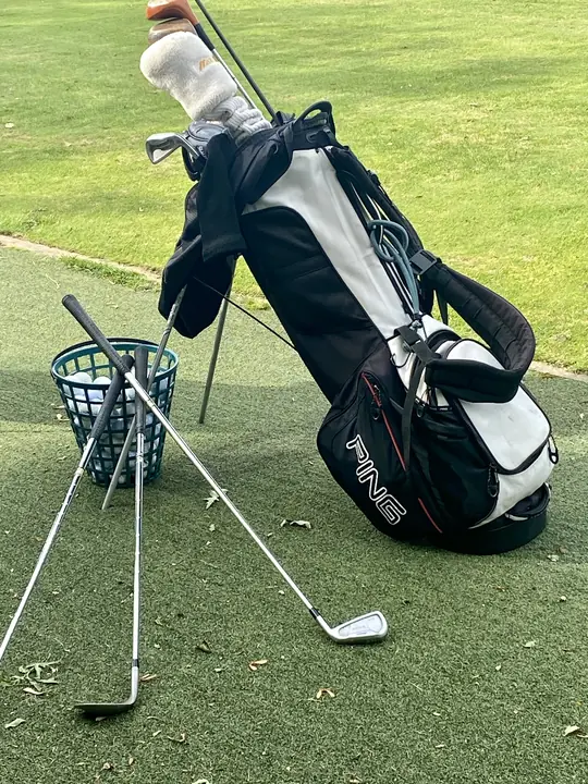 ping-golftasche-golfschlaeger-uebungsplatz-golfausruestung