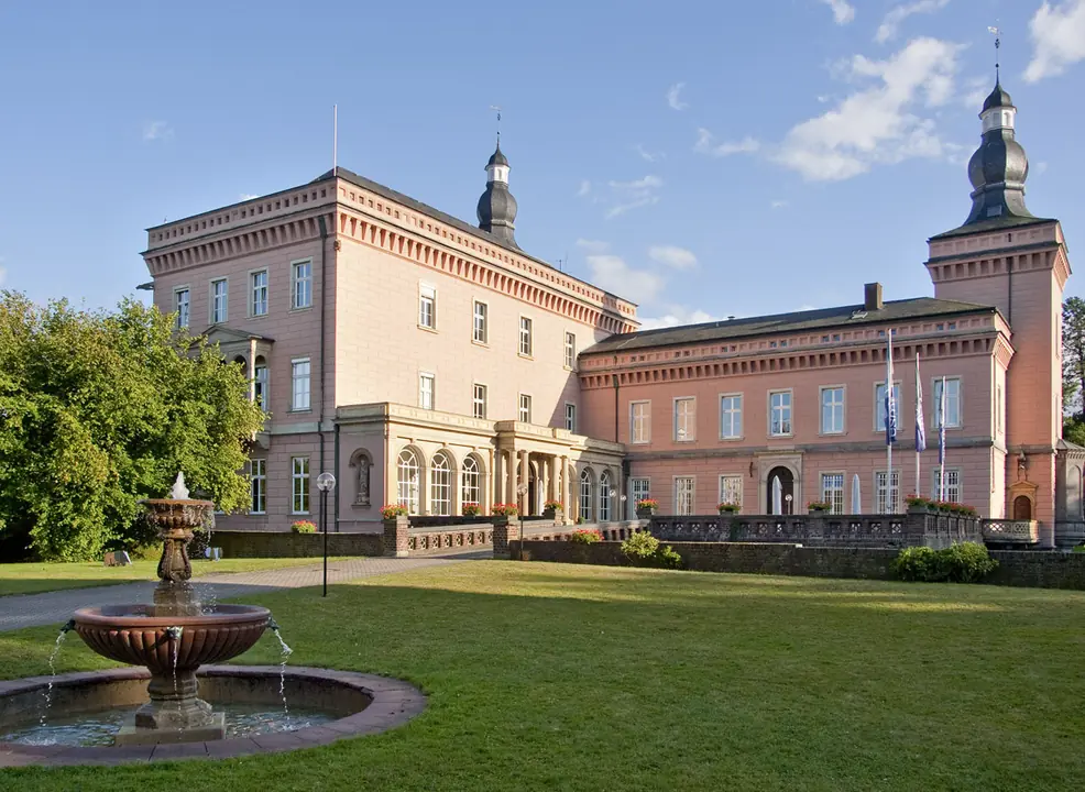 schloss-herrenhaus-springbrunnen-park-historisch