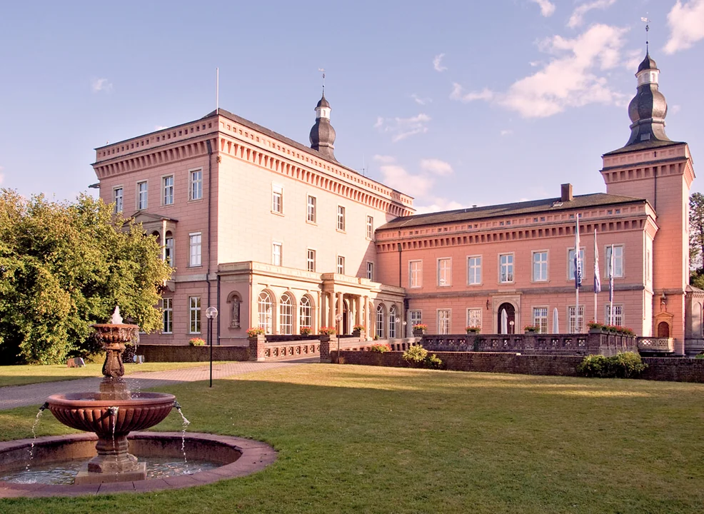 schloss-herrenhaus-springbrunnen-park-historische-architektur