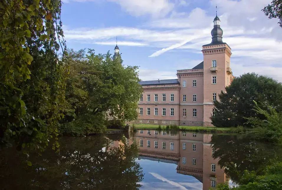 schloss-wassergraben-spiegelung-park-renaissance