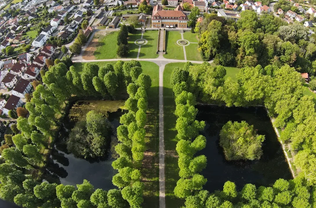 schlosspark-luftaufnahme-barocke-gartenanlage-teich-alleen