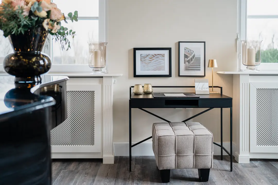 schwarzer schreibtisch home office elegante einrichtung 1