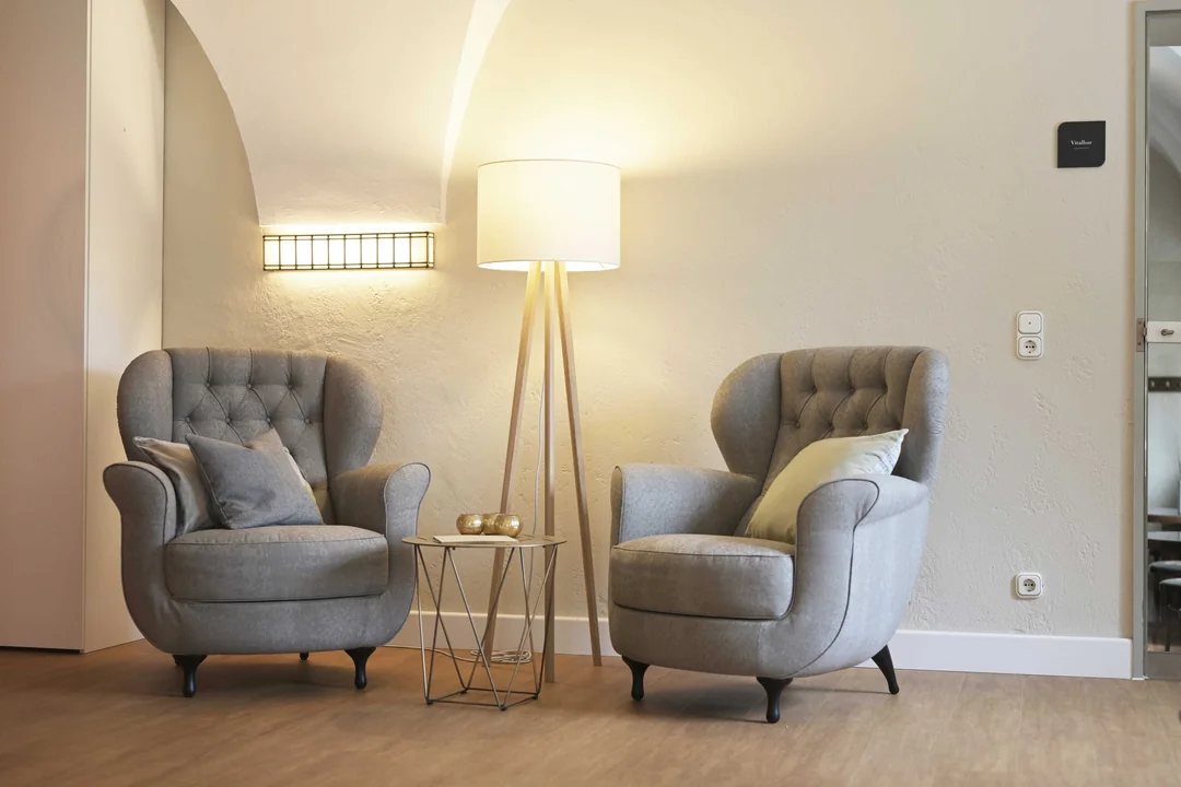 sessel-mit-lampe