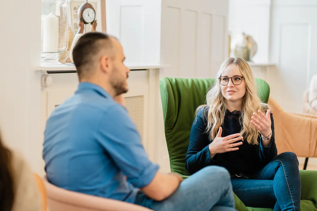 therapie-gesprach-frau-gruner-sessel-beratung