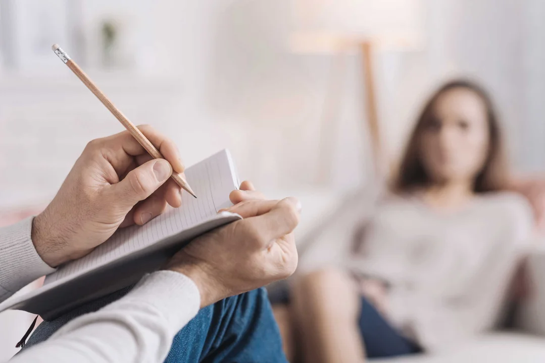 therapiesitzung-notizen-und-stift-gespiegelt
