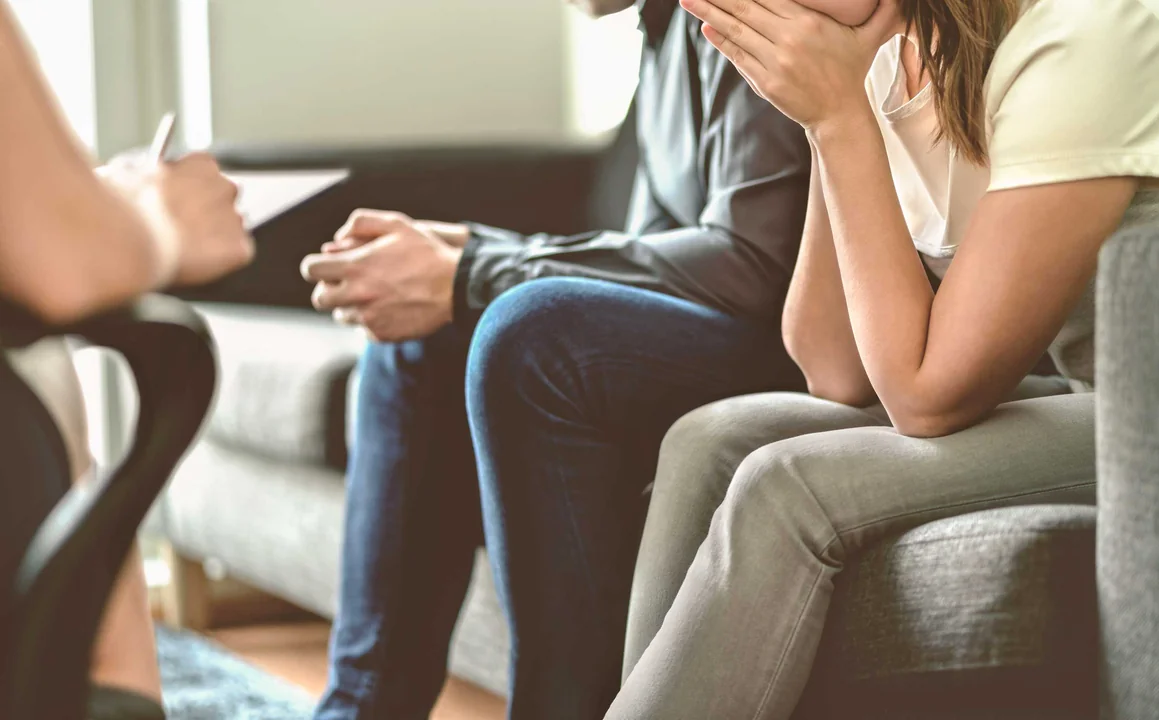 verzweifelte-leute-bei-therapie