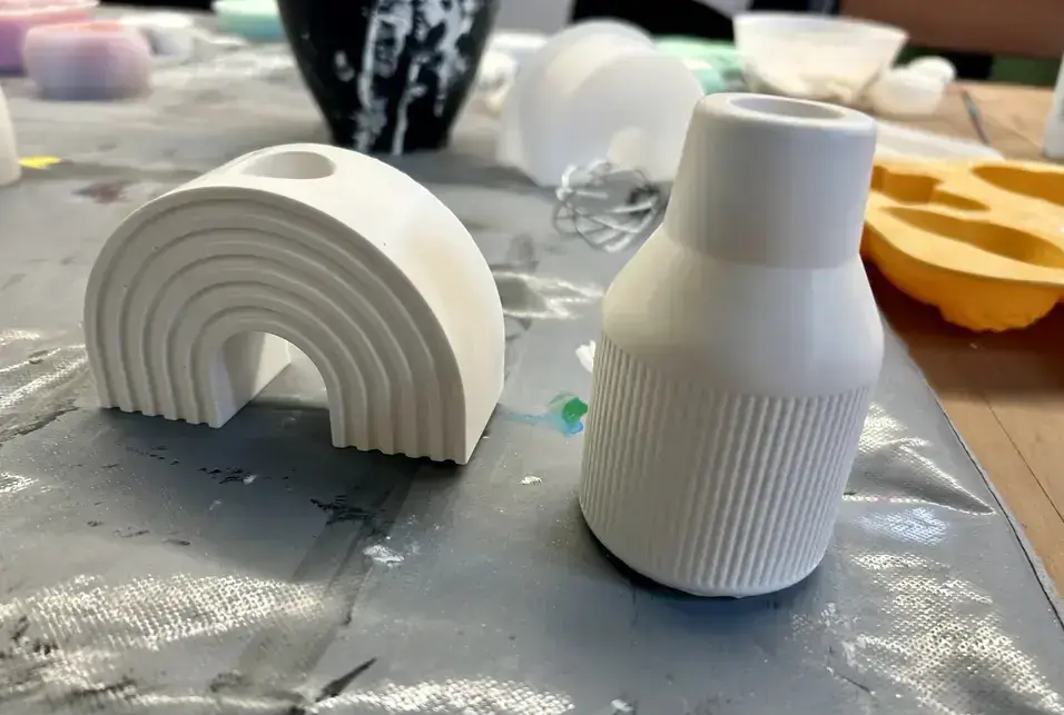 weisse keramik vase regenbogen dekoration bastelwerkstatt e1781762129799