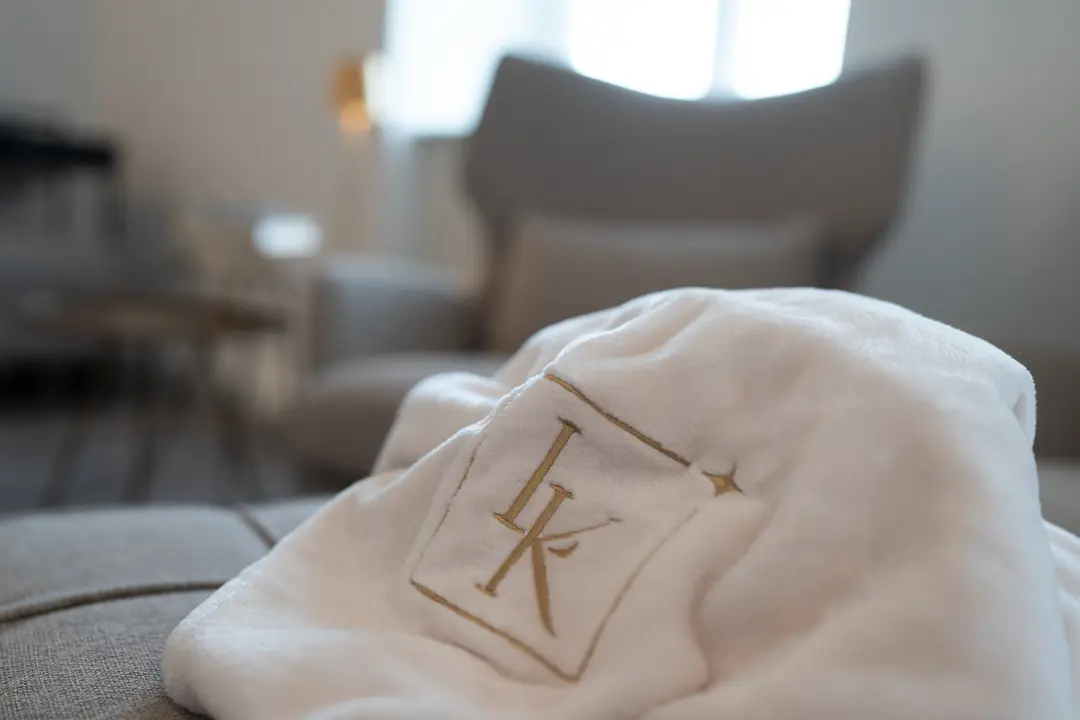 weisser bademantel lk monogramm hotel luxus 2