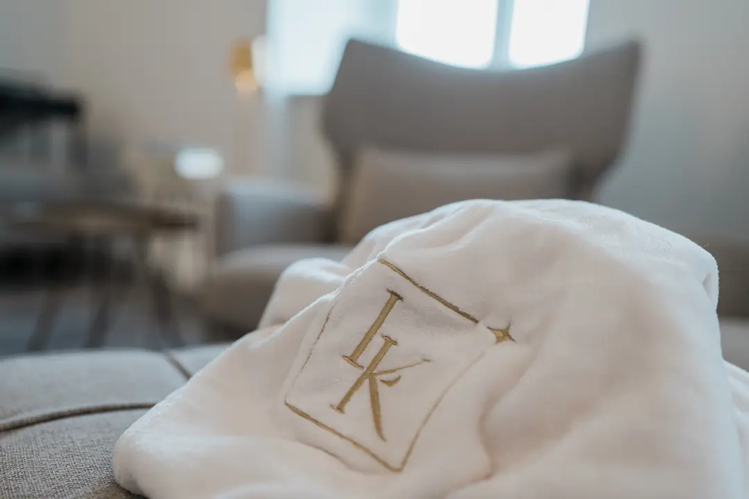 weisser bademantel lk monogramm hotel
