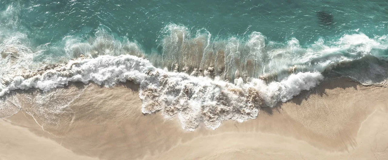 welle-am-strand-mit-meer