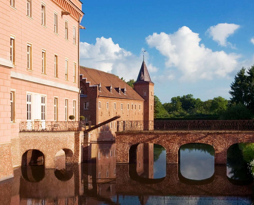 Schloss-Gracht-mit-Wassergraben