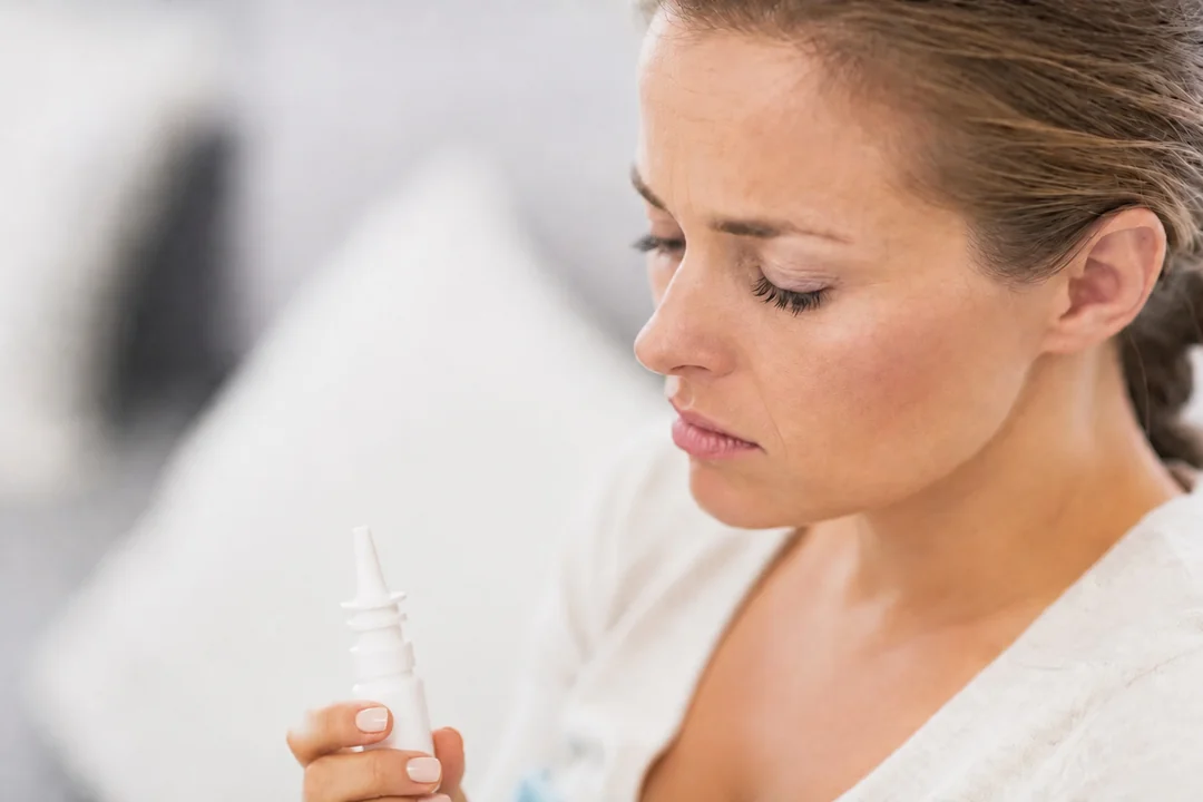 frau nasenspray erkaltung gesundheit medizin