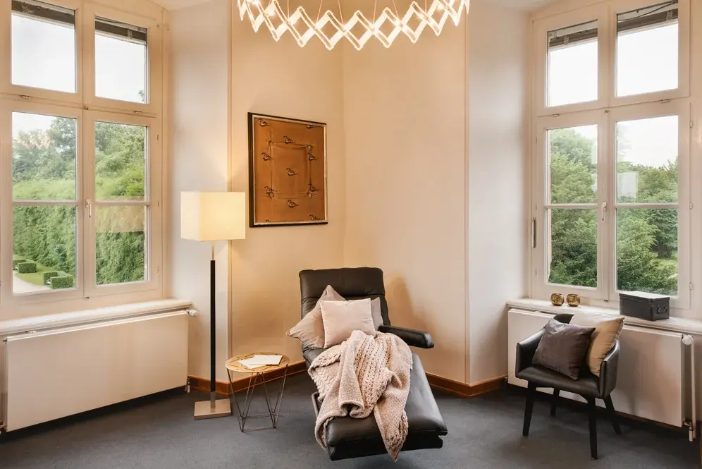 gemutliche leseecke chaiselongue kronleuchter grosse fenster e1781761000366
