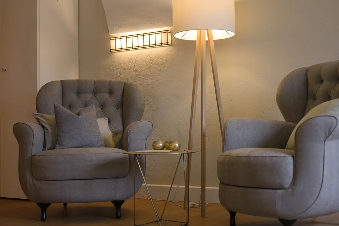 graue-sessel-stehlampe-wohnzimmer-gemutlich