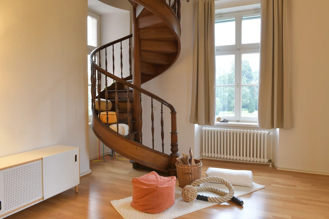 holz wendeltreppe helles wohnzimmer sitzsack