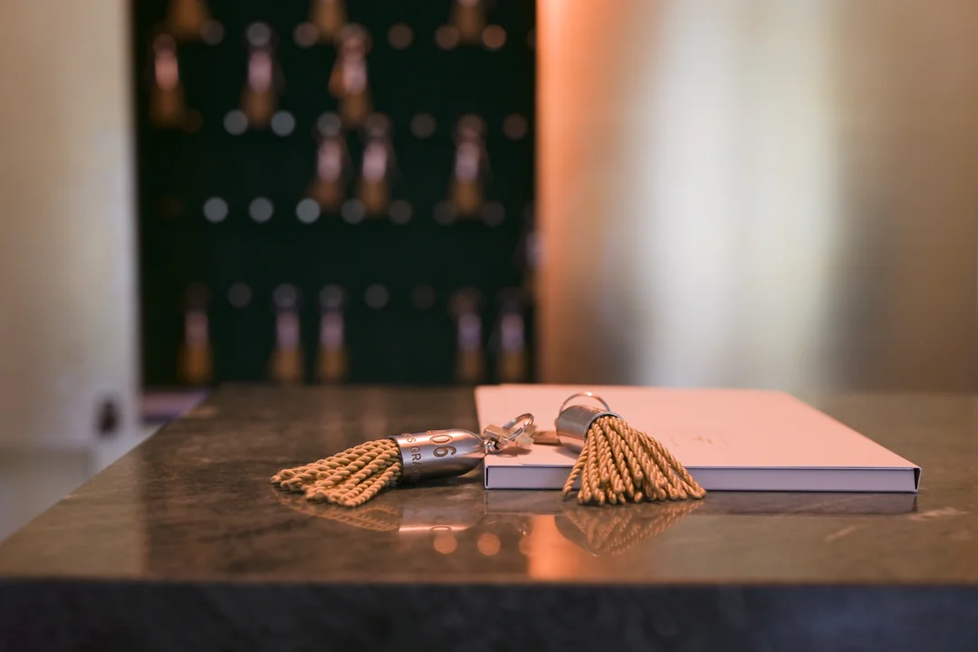 hotelschluessel quaste rezeption buch holztisch