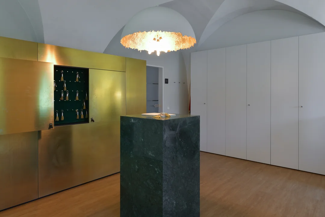 luxus boutique marmor theke goldene wand gewolbedecke