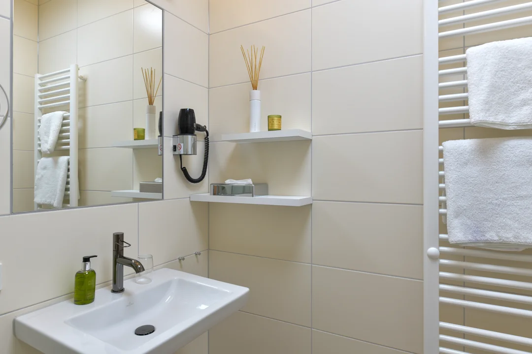 modernes badezimmer weisse fliesen handtuchheizung waschbecken spiegel