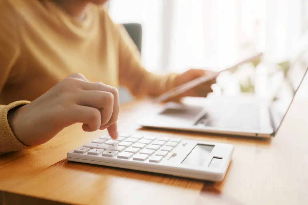 person-taschenrechner-laptop-finanzen-buchhaltung-homeoffice