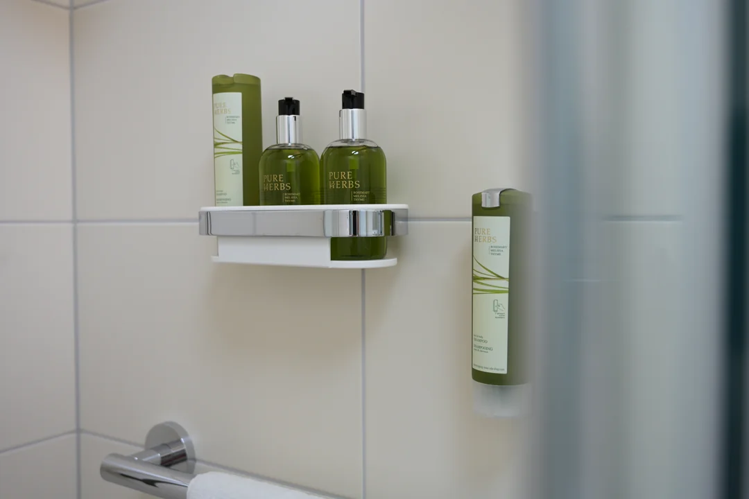 pure herbs duschgel shampoo badezimmer hotel