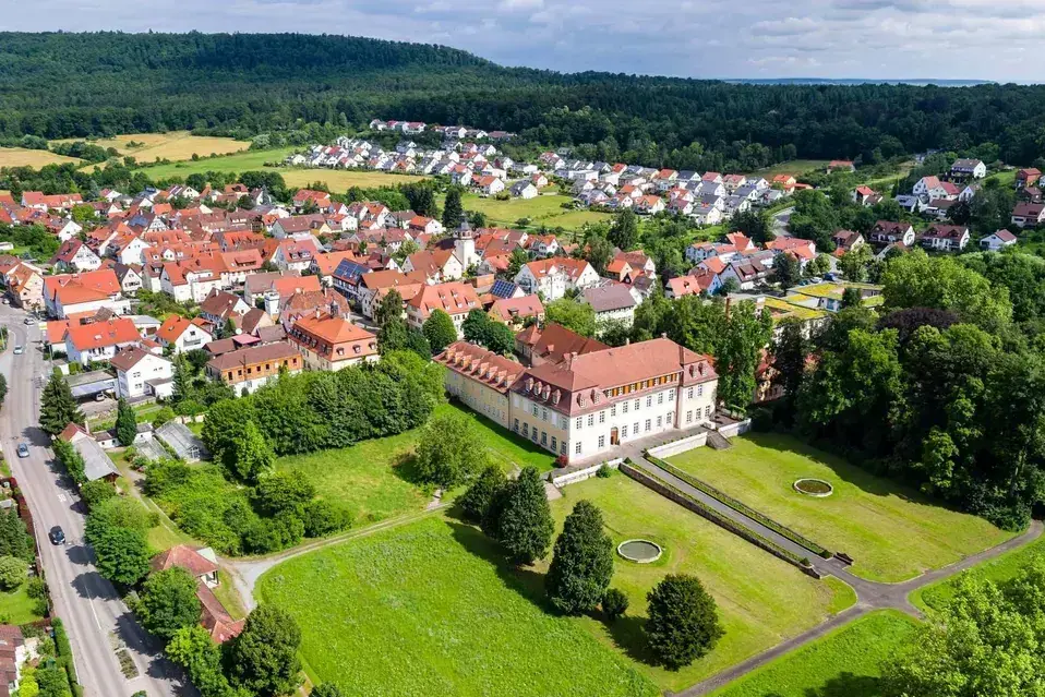 schloss luftaufnahme deutsche kleinstadt gruene landschaft e1782803762490
