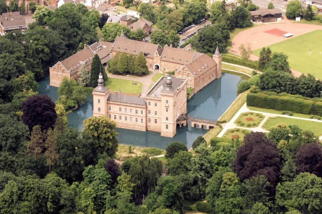 wasserschloss luftaufnahme barock parkanlage deutschland